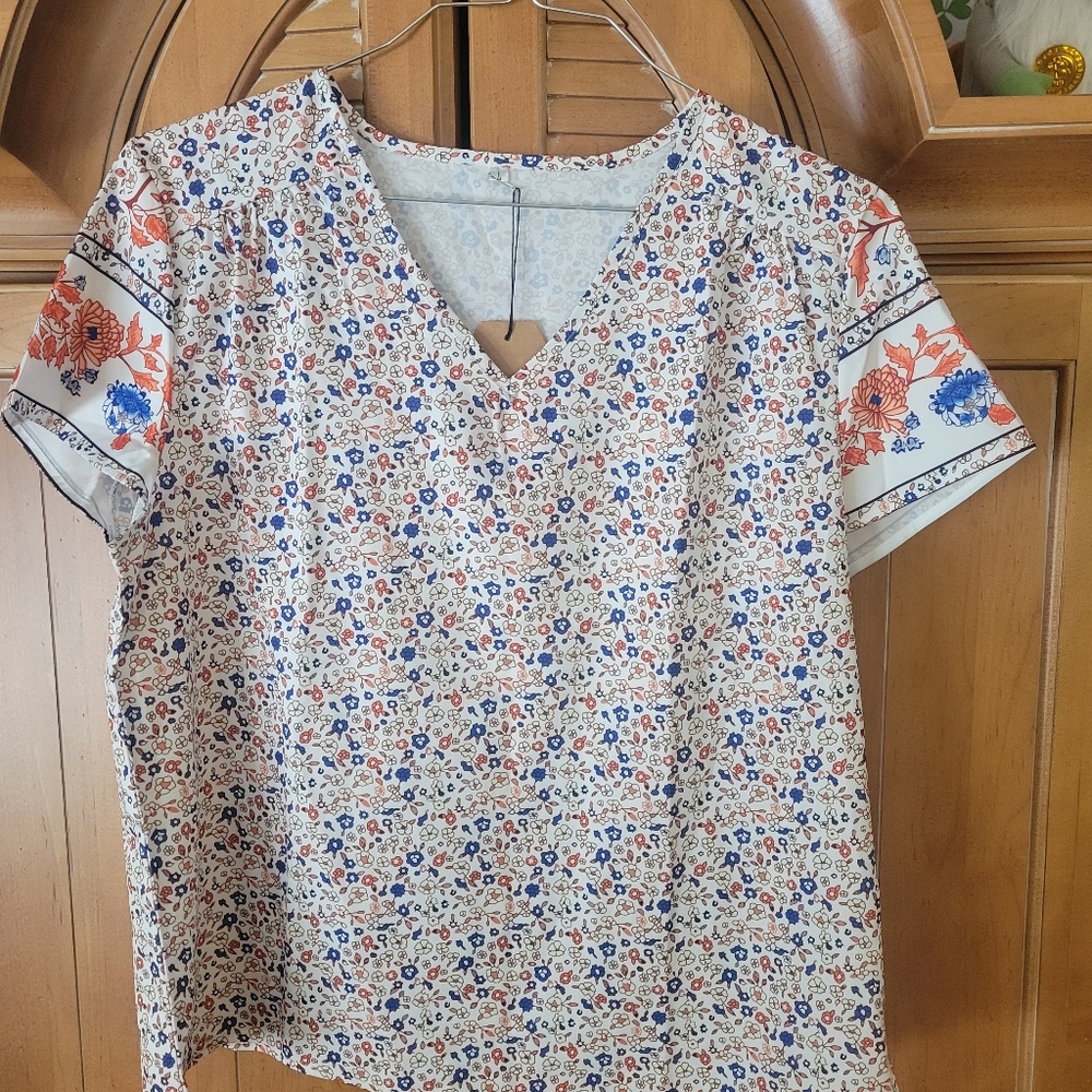 New Woman's Casual Lightweight Multicolor Flowery Short Sleeves Blouse Size XS/S
